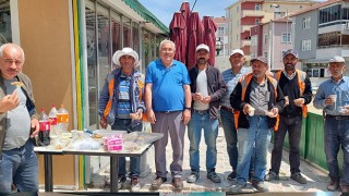 ADINI TAŞIYAN SOKAĞI DÜZENLEME ÇALIŞMASI YAPAN İŞÇİLERE BAKLAVA JESTİ