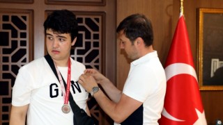 BAŞKAN AKAY, ÖZEL SPORCUYU ALTIN İLE ÖDÜLLENDİRDİ