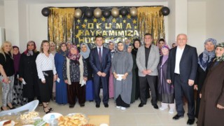 BAŞKAN ÇETİN, OKUMA-YAZMA KURSUNU BAŞARIYLA TAMAMLAYAN KURSİYERLERE BELGELERİNİ TAKDİM ETTİ