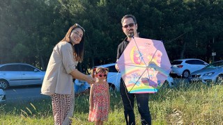 MİNİKLER BABALARIYLA UÇURTMA UÇURDU