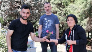 MEZARLIKLARDA ÇİÇEK DAĞITILDI