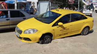 TAKSİ ÇUKURA DÜŞTÜ