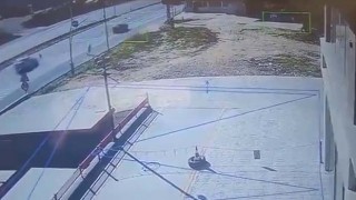 KÖPEKTEN KAÇARKEN OTOMOBİLİN ÇARPTIĞI ÇOCUK YOĞUN BAKIMDA