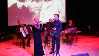 MUSTAFA ÇETİN, SAHNEDE ATATÜRK'ÜN SEVDİĞİ ŞARKILARI SESLENDİRDİ