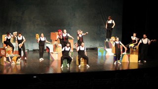 ÇOCUKLAR İÇİN SAHNELENDİ