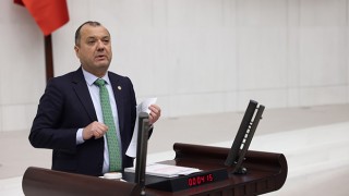 “DEPREMZEDELERİ, SOKAĞA ATIYORLAR, YAZIKLAR OLSUN!