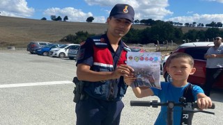 JANDARMA ÖĞRENCİLERE DERGİ DAĞITTI