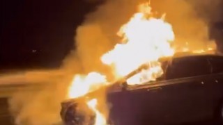 BİRDEN ALEV ALAN ARAÇ, KÜLE DÖNDÜ