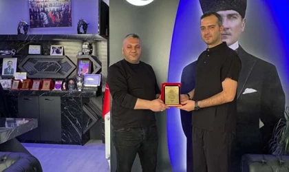 HAYIRSEVERLERE PLAKET TAKDİM EDİLDİ