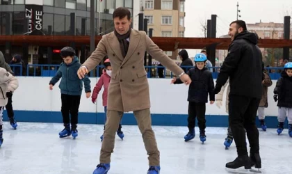 BELEDİYE MEYDANI’NA SENTETİK BUZ PATENİ PİSTİ KURULDU