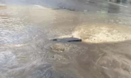 TAZYİKLİ SU HAVAYA FIŞKIRDI, CADDE GÖLE DÖNDÜ