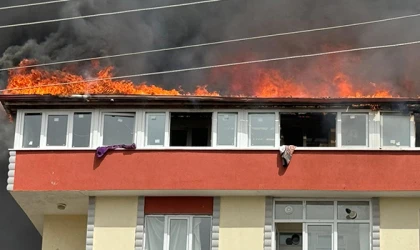 BİNANIN ÇATISI ALEV ALEV YANDI