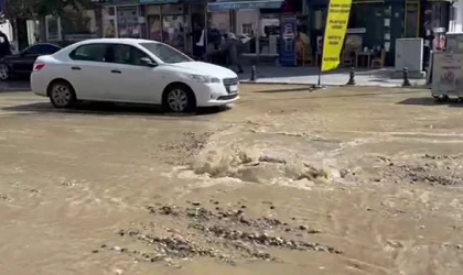 ASFALT YERİNDEN SÖKÜLDÜ, CADDE SULAR ALTINDA KALDI