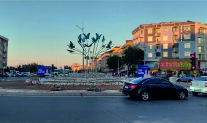 NAMIK KEMAL BULVARINDAKİ HAVUZLU KAVŞAK, ‘KELEBEKLİ KAVŞAK’ OLDU