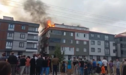 KAPAKLI’DA APARTMAN ÇATISINDA YANGIN PANİĞİ