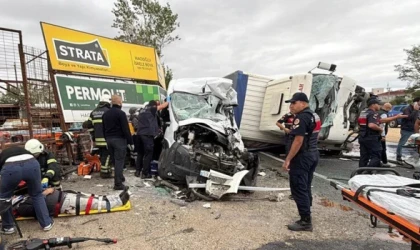 “VELİMEŞE’DE FACİA: İŞÇİ SERVİSİ KAMYONLA ÇARPIŞTI, 3 CAN GİTTİ, 9 YARALI”