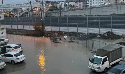İSTASYON MAHALLESİ SAKİNLERİNDEN ÇAĞRI: “HER YAĞMURDA AYNI ÇİLEYİ ÇEKİYORUZ”