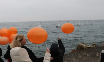 TEKİRDAĞ’DA YELKENCİLER TURUNCU BALONLARLA LÖSEMİYE DİKKAT ÇEKTİ