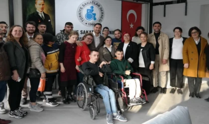 CHP İLÇE BAŞKANI ÇOLAK VE YÖNETİMİ SAKATLAR DERNEĞİ’Nİ ZİYARET ETTİ