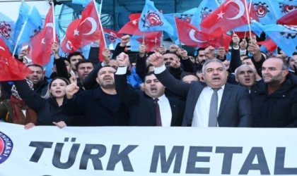 TÜRK METAL SENDİKASI UYUŞMAZLIK SONRASI İLK EYLEMİNİ GERÇEKLEŞTİRDİ
