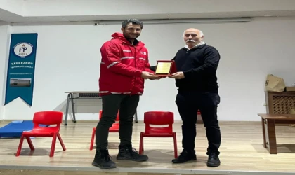 MİNİKLER SAHNEDE, DAYANIŞMA MESAJI KIZILAY’A PLAKETLE TAÇLANDI