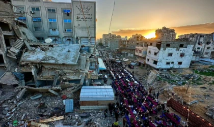 TÜRK KIZILAY GAZZE’DE RAMAZAN’IN İLK İFTAR SOFRASINI KURDU