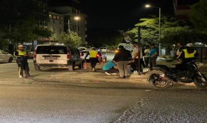Kavşakta motosiklet ile hafif ticari araç çarpıştı: 2 yaralı