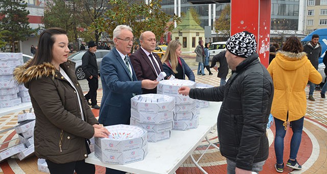 ÇERKEZKÖY BELEDİYESİ GELENEĞİ BOZMADI KANDİL ŞEKERİ DAĞITTI