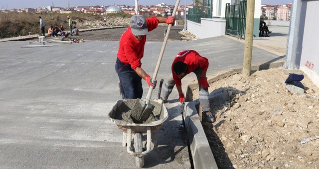 ÇOSB ORTAOKULU’NUN YOLLARI YAPILIYOR