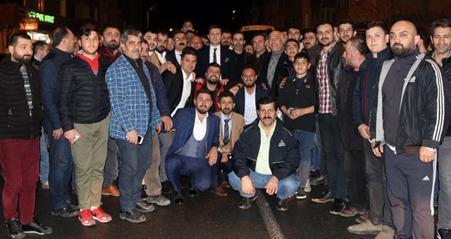 BAŞKAN AKAY: BELEDİYE KAPISINDAN İÇERİ GİRERKEN PARTİ ROZETİMİ ÇIKARDIM