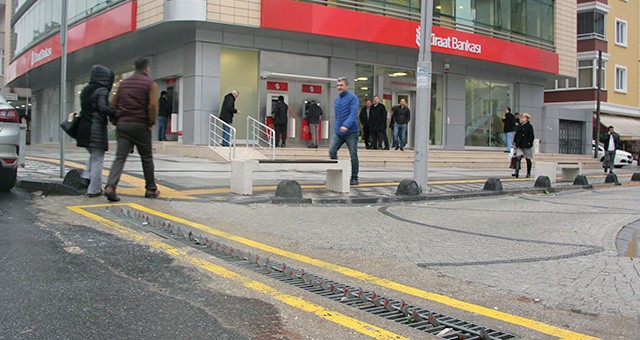 YOL KAPANI AZ KALSIN HAYATINDAN EDİYORDU