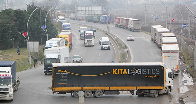 ‘YOL, YOL DEĞİL, ADETA TIR PARKI’