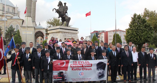 “VATANIMIZ VARSA BUNU GAZİ VE ŞEHİTLERİMİZE BORÇLUYUZ”