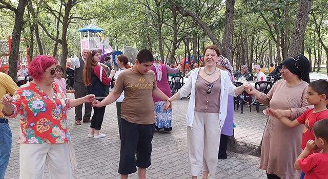 ÖZEL İNSANLAR PİKNİKTE AİLELERİYLE GÖNÜLLERİNCE EĞLENDİ