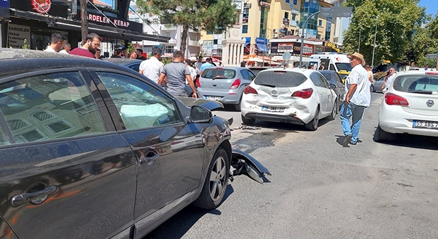 AYAĞI GAZ PEDALINA SIKIŞAN SÜRÜCÜ 3 ARACA ÇARPTI