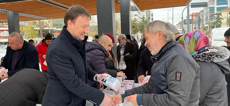 ÖZGÜR SÖNMEZ, VATANDAŞLARA KANDİL SİMİDİ DAĞITTI