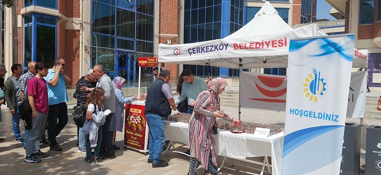 ÇERKEZKÖY’DE HAYRABOLU TATLISI DAĞITILDI