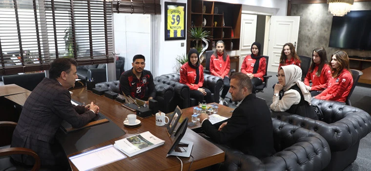 KADIN FUTBOL TAKIMINDAN BAŞKAN ÇETİN’E ZİYARET