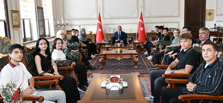 VALİ SOYTÜRK, BAŞARILI ÖĞRENCİLERİ MAKAMINDA AĞIRLADI