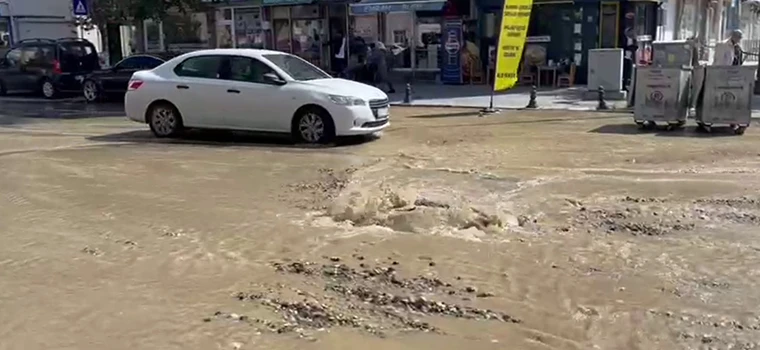 ASFALT YERİNDEN SÖKÜLDÜ, CADDE SULAR ALTINDA KALDI