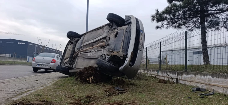 Tekirdağ Kapaklı’da Feci Kaza: Otomobil Ağaçla Çarpıp Yan Yattı