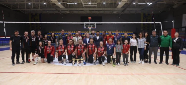 KAPAKLI BELEDİYESİ VOLEYBOL TURNUVASINDA BİG BANG SINAV KOLEJİ ŞAMPİYON OLDU