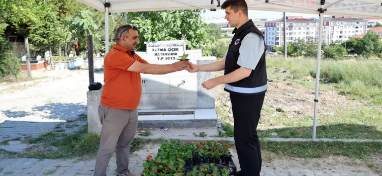 ÇERKEZKÖY BELEDİYESİ KABİR ZİYARETLERİ İÇİN ÇİÇEK DAĞITTI