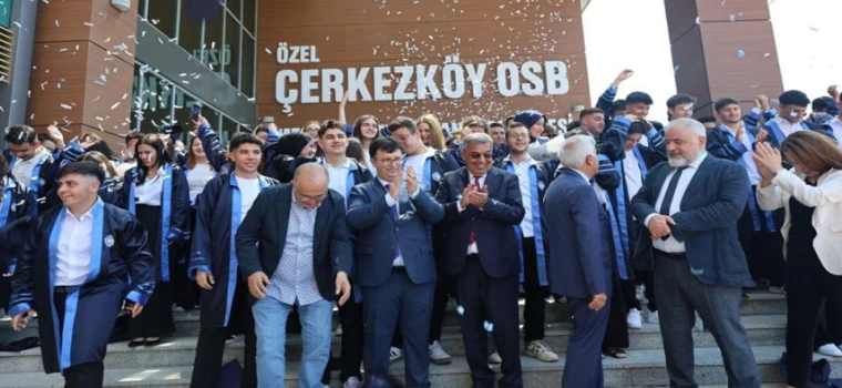 ÖZEL ÇOSB MESLEKİ VE TEKNİK ANADOLU LİSESİ’NDE MEZUNİYET TÖRENİ RENKLİ GEÇTİ