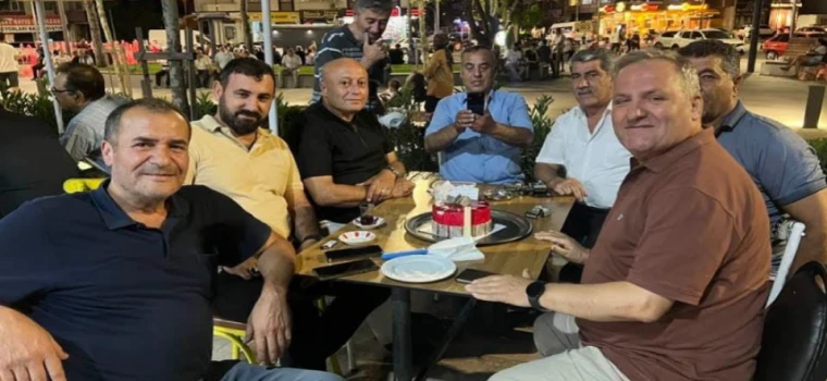 BELEDİYE MECLİSİ ÜYESİ SUAT ÖZGÜCÜ’YE ARKADAŞLARINDAN YAŞ GÜNÜ SÜRPRİZİ