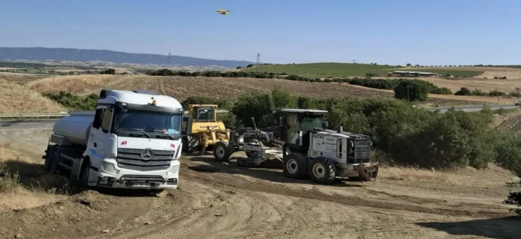 ÇERKEZKÖY BELEDİYESİ ŞARKÖY’DEKİ YANGIN SÖNDÜRME ÇALIŞMALARINA ÇEŞİTLİ ARAÇ DESTEĞİ VERDİ
