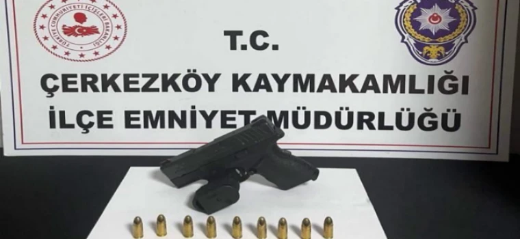 BİR ARAÇTA RUHSATSIZ TABANCA ELE GEÇİRİLDİ