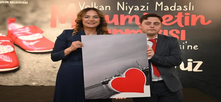 DOWN SENDROMLU FOTOĞRAF SANATÇISINDAN ANLAMLI SERGİ: “MASUMİYETİN KIRMIZISI“