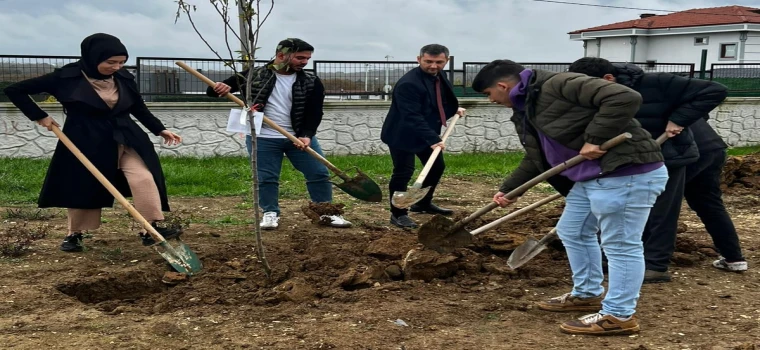 “Sevdamız Yeşil Vatan” Etkinliğinde Fidanlar Toprakla Buluştu