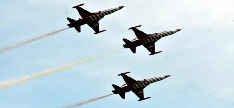 TÜRK YILDIZLARI ÇORLU SEMALARINI COŞTURDU